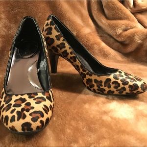 Leopard print high heeled shoes